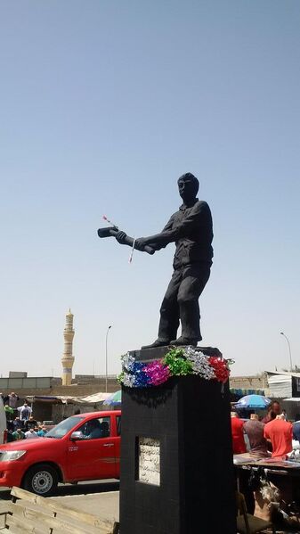 ملف:ساحة أم البروم وتمثال العامل.jpg