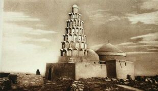 مرقد الحسن البصري ومحمد بن سيرين داخل المقبرة، في صورة تعود إلى نحو سنة 1950